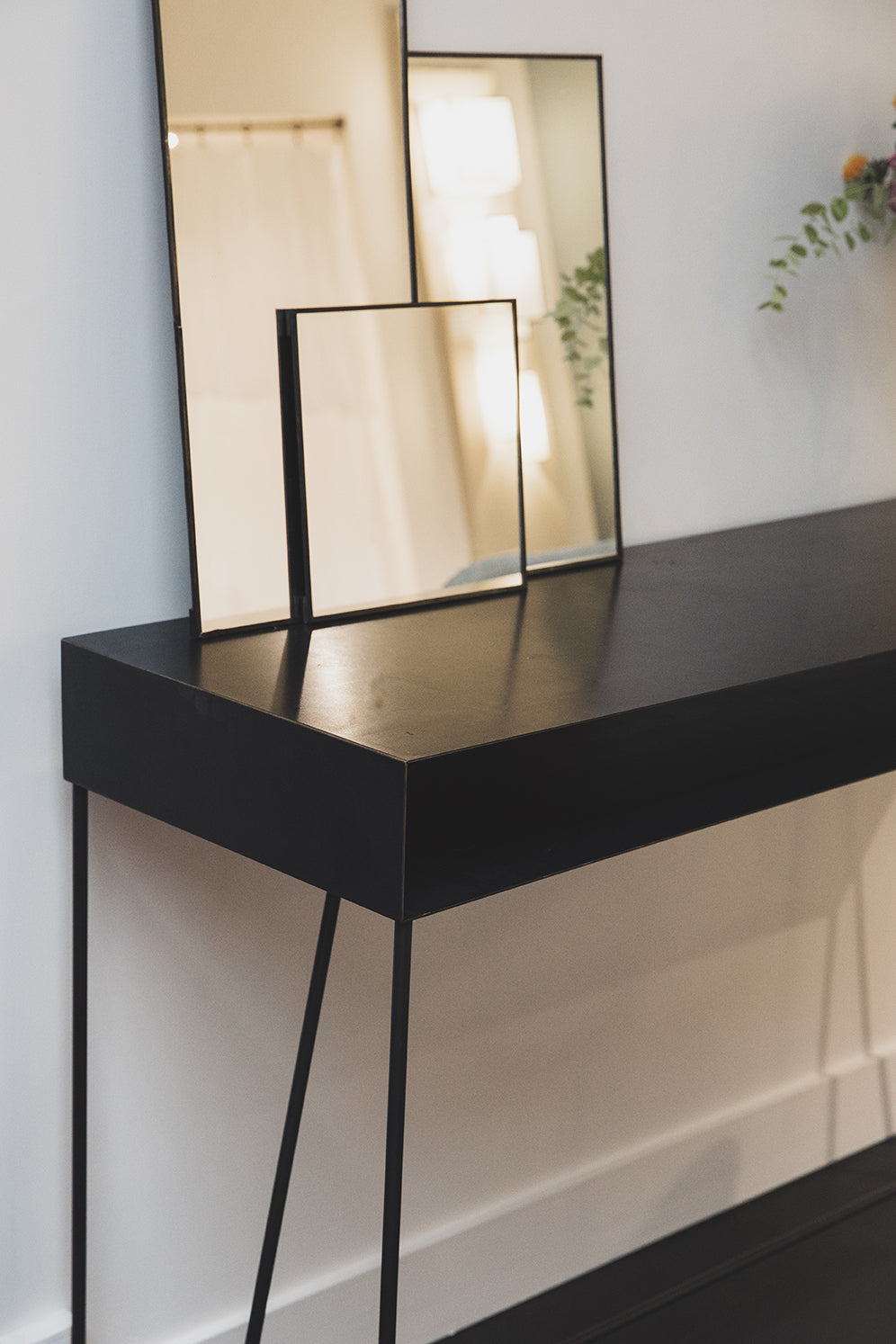 Meuble : console en acier brut noir avec du rangement
