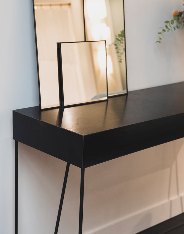 Meuble : console en acier brut noir avec du rangement