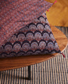 Coussin avec des imprimés végétaux ou géométriques pour une décoration originale et le tapis Kharo en coton et jonc de mer.