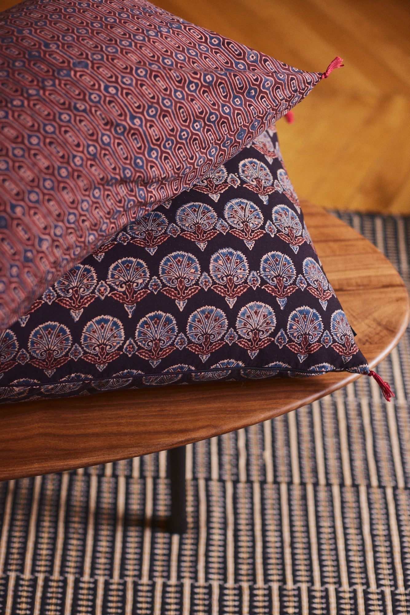Coussin avec des imprimés végétaux ou géométriques pour une décoration originale et le tapis Kharo en coton et jonc de mer.