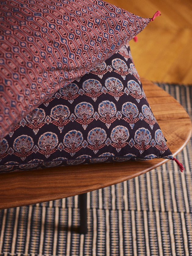 Coussin avec des imprimés végétaux ou géométriques pour une décoration originale et le tapis Kharo en coton et jonc de mer.