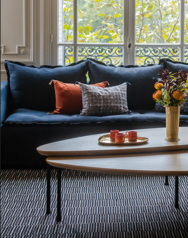 Tapis Kharo disposé dans un salon contemporain et élégant