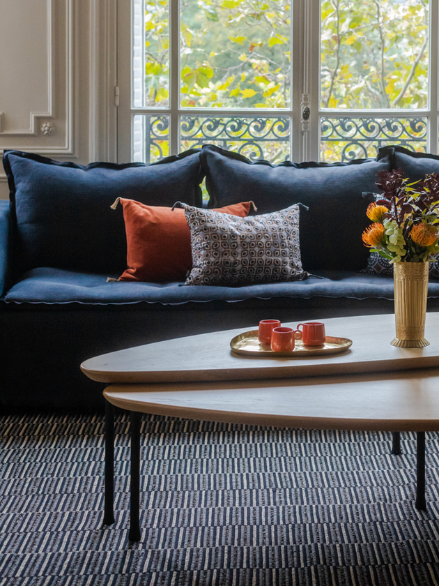 Tapis Kharo disposé dans un salon contemporain et élégant