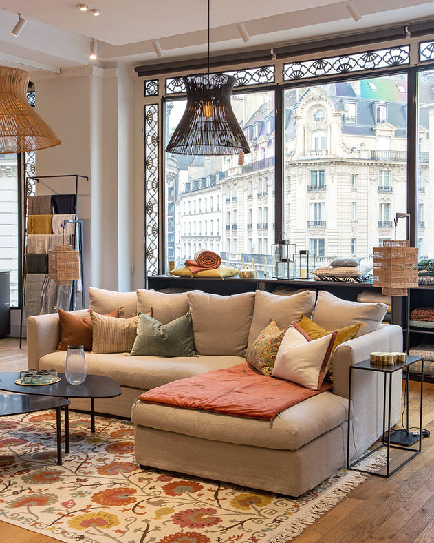 Tapis Lohdi en laine avec les tables basses Atoll en acier