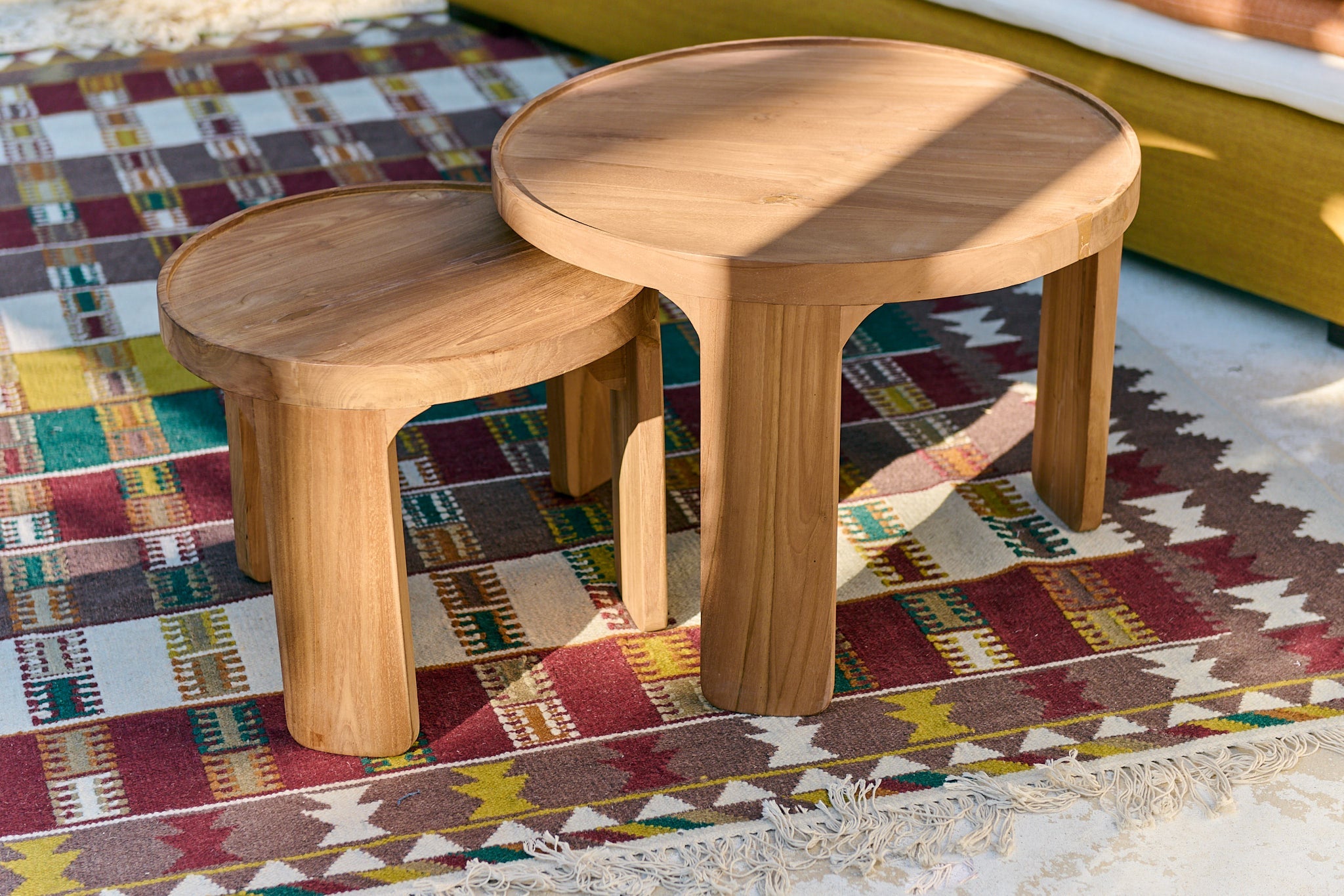 Tapis Tihya et les tables basses Saki
