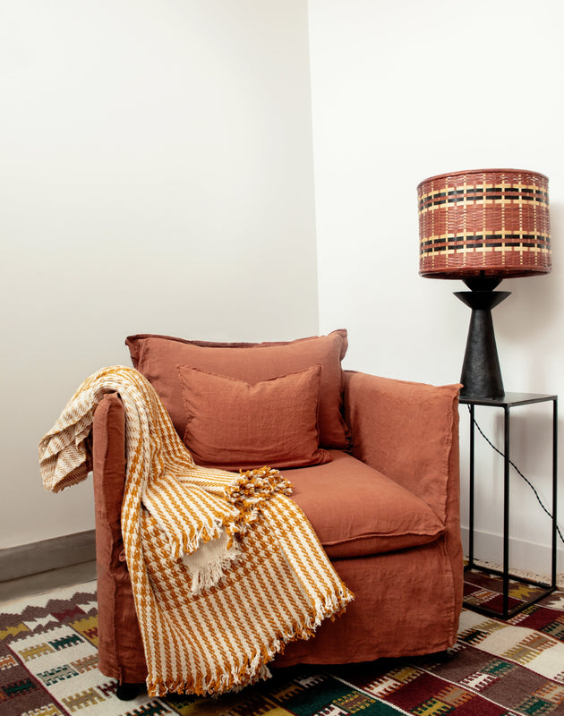 Tapis Tihya en laine à motifs marron, ivoire et terracotta aztèques