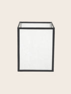 Luminaire : abat-jour en papier blanc et aux contours noirs