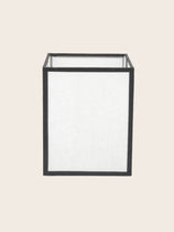 Luminaire : abat-jour en papier blanc et aux contours noirs