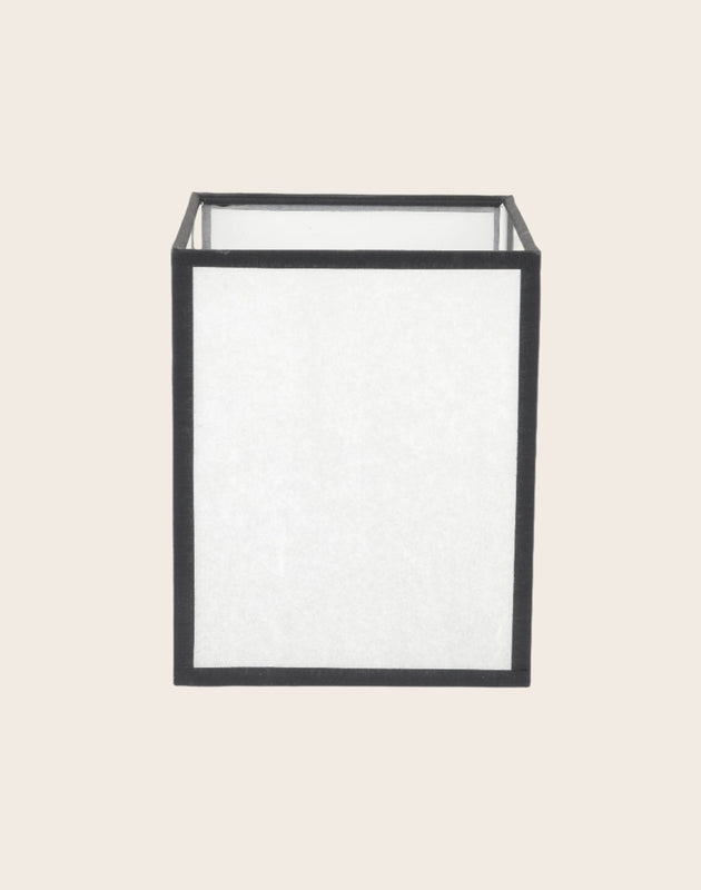 Luminaire : abat-jour en papier blanc et aux contours noirs
