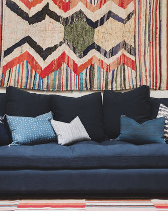 Canapé bleu très confortable grâce à ses nombreux coussins