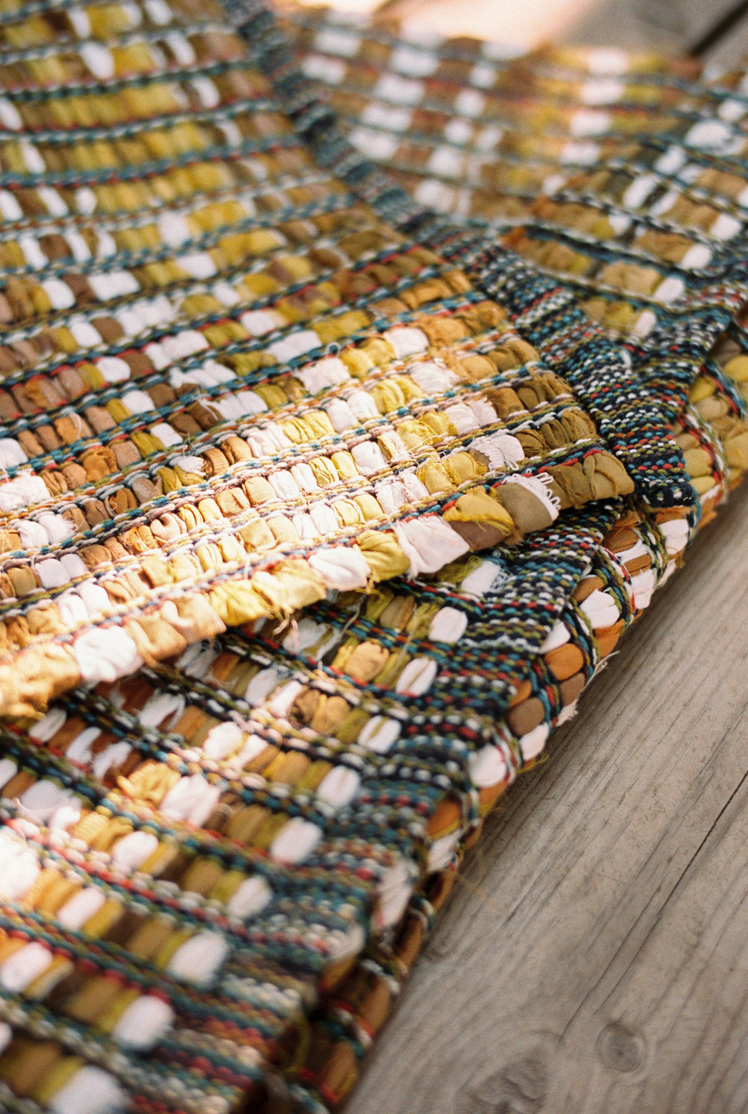 Détail du tissage du tapis Lira lirette de coton recyclé Curcuma