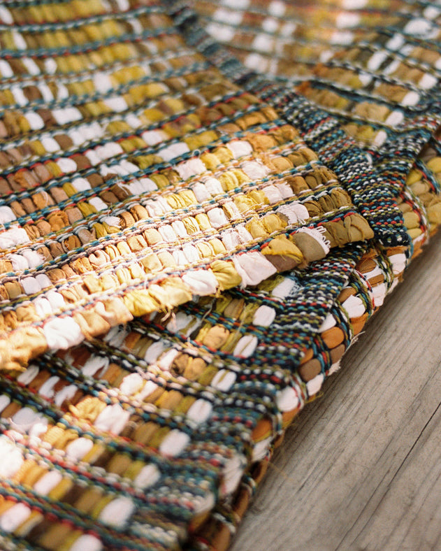 Détail du tissage du tapis Lira lirette de coton recyclé Curcuma