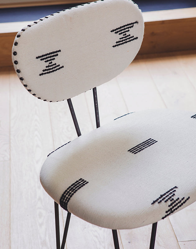 Chaise blanche avec une grande assise pour votre table de salle à manger