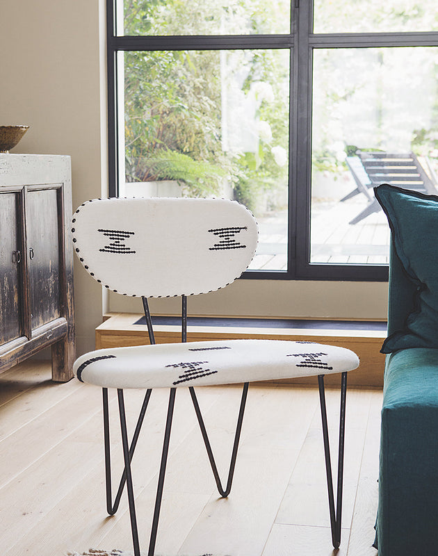 Chaise avec une grande assise blanche