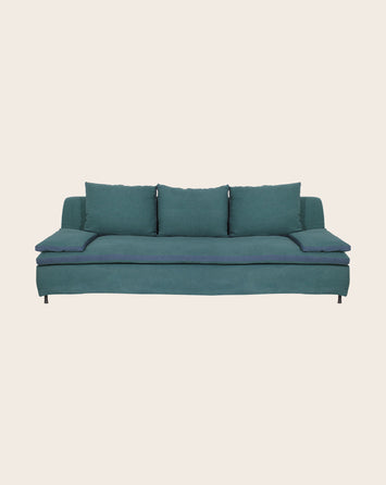 Grand divan dans les tons bleus avec coussins