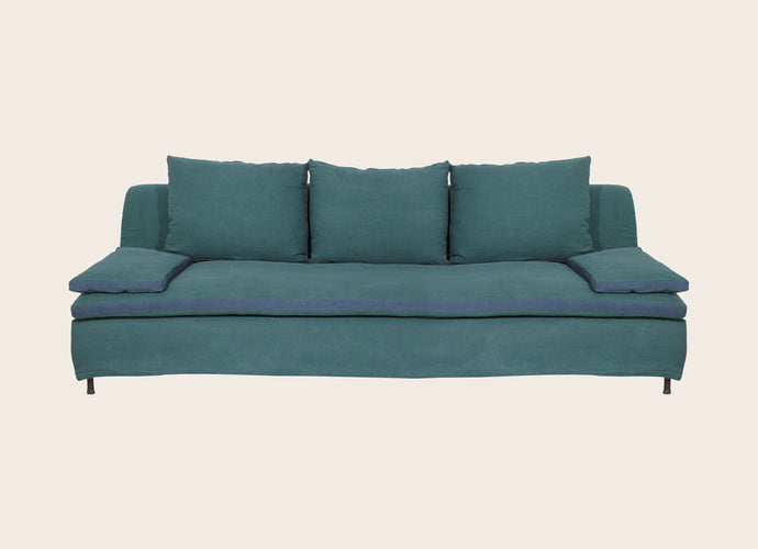 Grand divan dans les tons bleus avec coussins