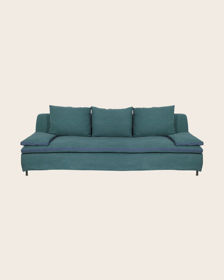 Grand divan dans les tons bleus avec coussins