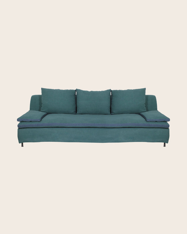 Grand divan dans les tons bleus avec coussins