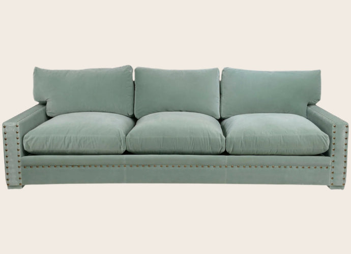 Canapé vert avec des clous chic et vintage