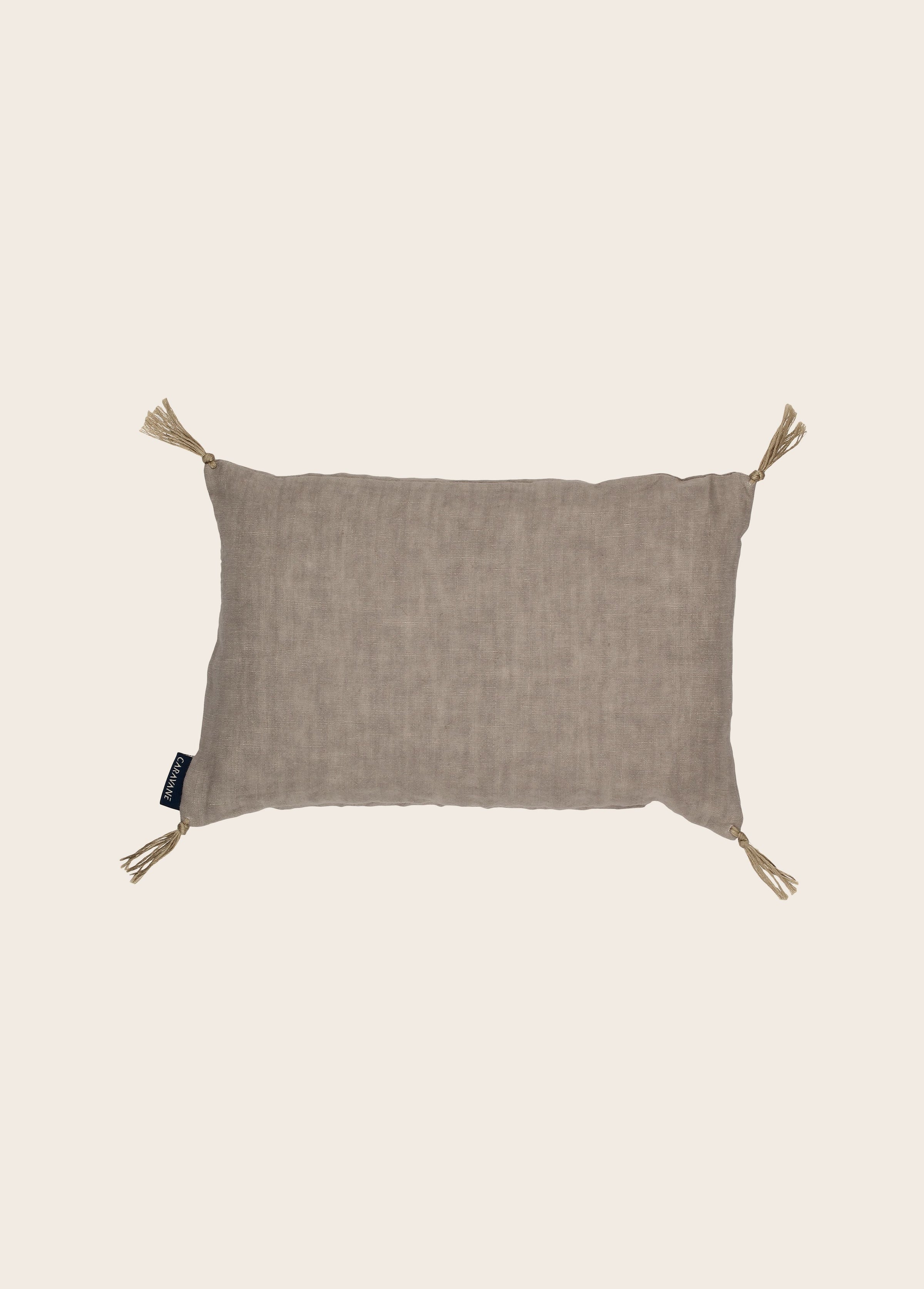 Petits coussins en lin lavé avec des pompons
