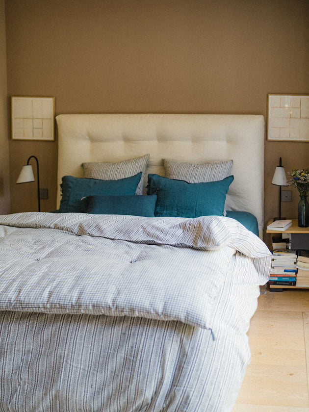 Linge de lit bleu avec matelas en bout de lit