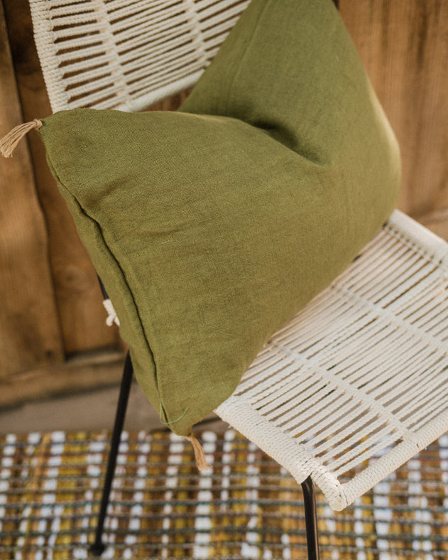Tapis Lira et housse de coussin Luni en lin assemblée en France