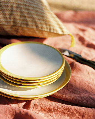 Lot de 4 assiettes en faïence émaillée jaune blanc