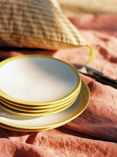 Lot de 4 assiettes en faïence émaillée jaune blanc