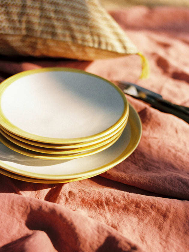 Lot de 4 assiettes en faïence émaillée jaune blanc