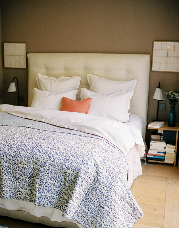 Linge de lit avec des imprimés végétaux