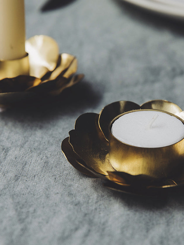 Décoration de table : deux bougeoirs en metal doré en forme de fleur