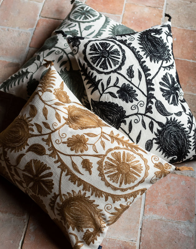 Trois housses de coussin en coton brodé Anor couleur Cannelle, Cypres et Reglisse