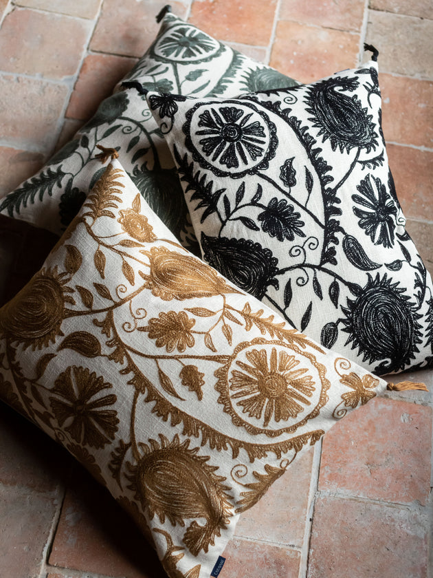 Trois housses de coussin en coton brodé Anor couleur Cannelle, Cypres et Reglisse