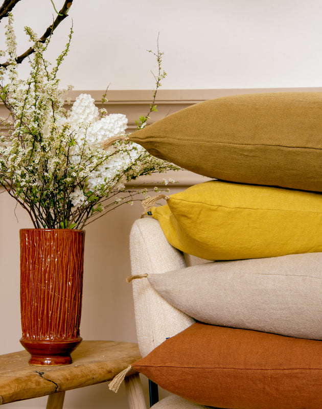 Ensemble de quatre coussins Luni assemblés en France avec leur pompons aux extremites