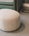 Petit pouf rond en tissu clair pour salon 