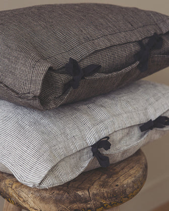 Petite housse de coussin Fil à fil en lin lavé avec nouettes coquettes et à motifs