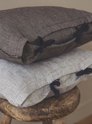 Petite housse de coussin Fil à fil en lin lavé avec nouettes coquettes et à motifs