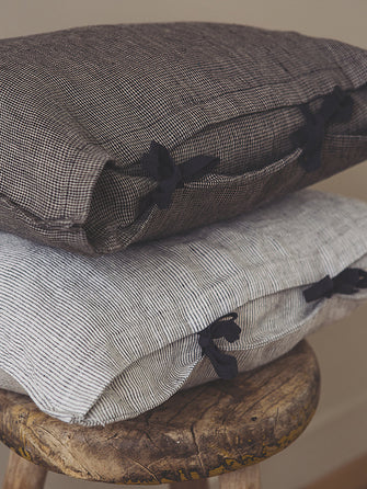 Petite housse de coussin Fil à fil en lin lavé avec nouettes coquettes et à motifs