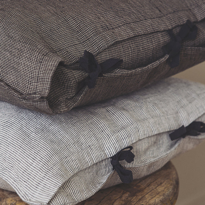 Petite housse de coussin Fil à fil en lin lavé avec nouettes coquettes et à motifs