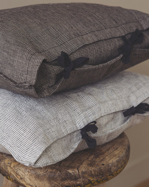 Petite housse de coussin Fil à fil en lin lavé avec nouettes coquettes et à motifs