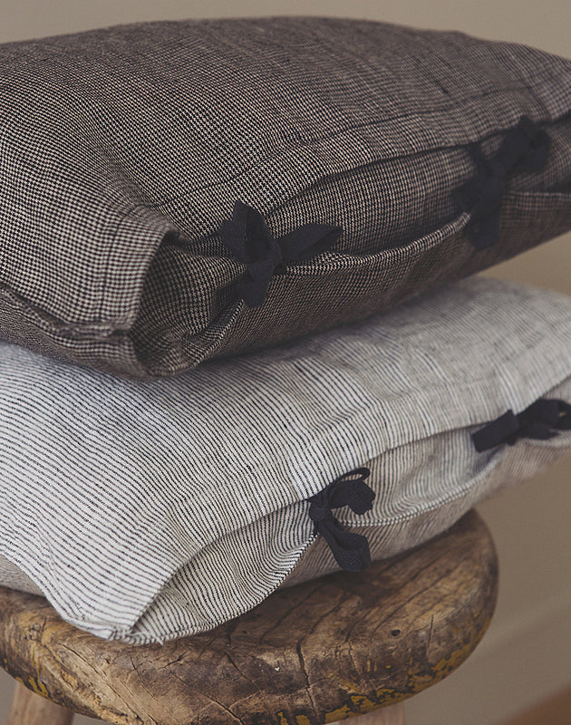 Petite housse de coussin Fil à fil en lin lavé avec nouettes coquettes et à motifs