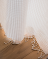 Rideau Jalma avec délicats motifs vichy et fines franges aux extremités