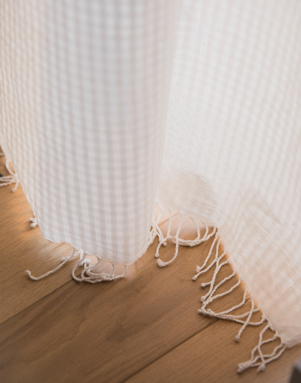 Rideau Jalma avec délicats motifs vichy et fines franges aux extremités