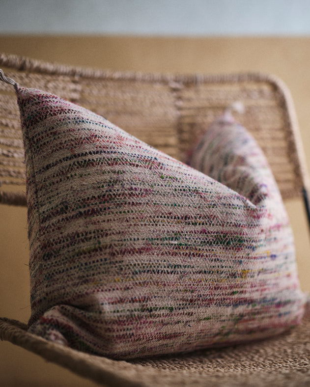 Housse de coussin colorée Confetti avec pompons signature