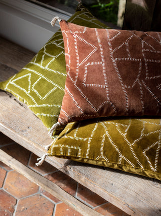 Trois housses de coussin Jody en velours de coton à motifs géométeriques