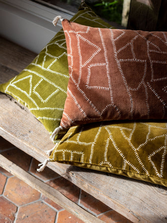 Trois housses de coussin Jody en velours de coton à motifs géométeriques