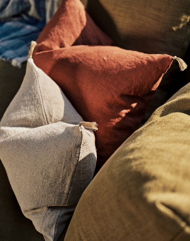 Housse de coussin Luni en lin avec pompons