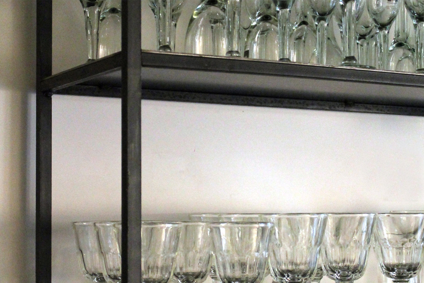 Bibliothèque pour votre salon en acier brut noir