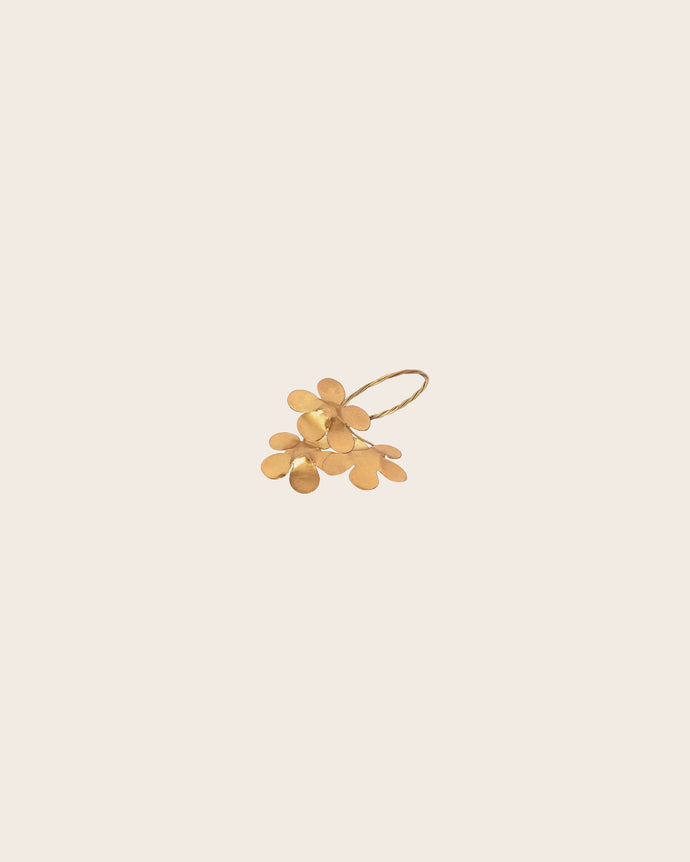 Rond de serviette Floria en métal doré en forme de fleur avec un rond en fil de métal torsadé