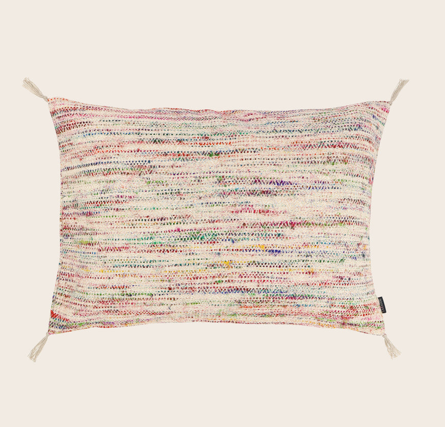 Packshot de la housse de coussin confetti en coton et en soie avec pompons signature